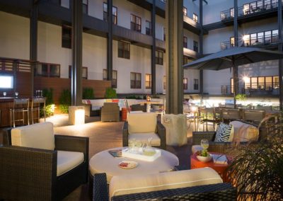 outdoor apartment courtyard with seating at Shadyside Commons in Pittsburgh